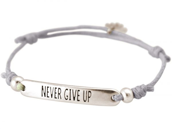 GEMSHINE Damen Knotenarmband mit Gravur NEVER GIVE UP in Silber. Größenverstellbare graue Kordel mit Hand Charm - Made in München / Germany - Im eleganten Schmucketui mit Geschenkverpackung. – Bild 3