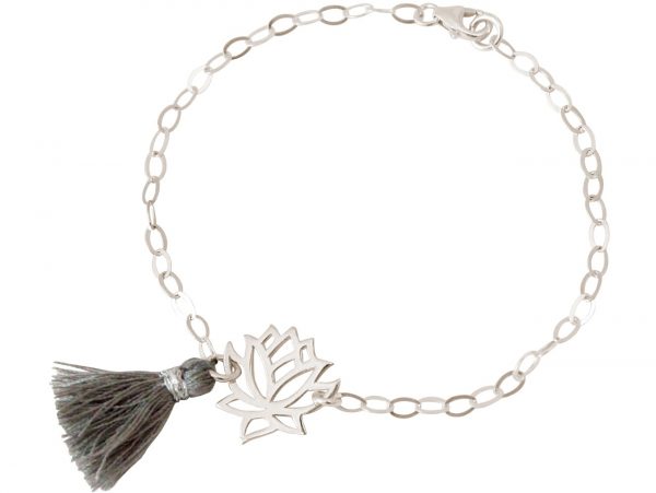 GEMSHINE Damenarmband aus 925 Silber mit YOGA Lotusblume und grauer Baumwollquaste. Hervorragende Qualität und Verarbeitung. Made in Madrid / Spanien. Im eleganten Schmucketui mit Geschenkverpackung.